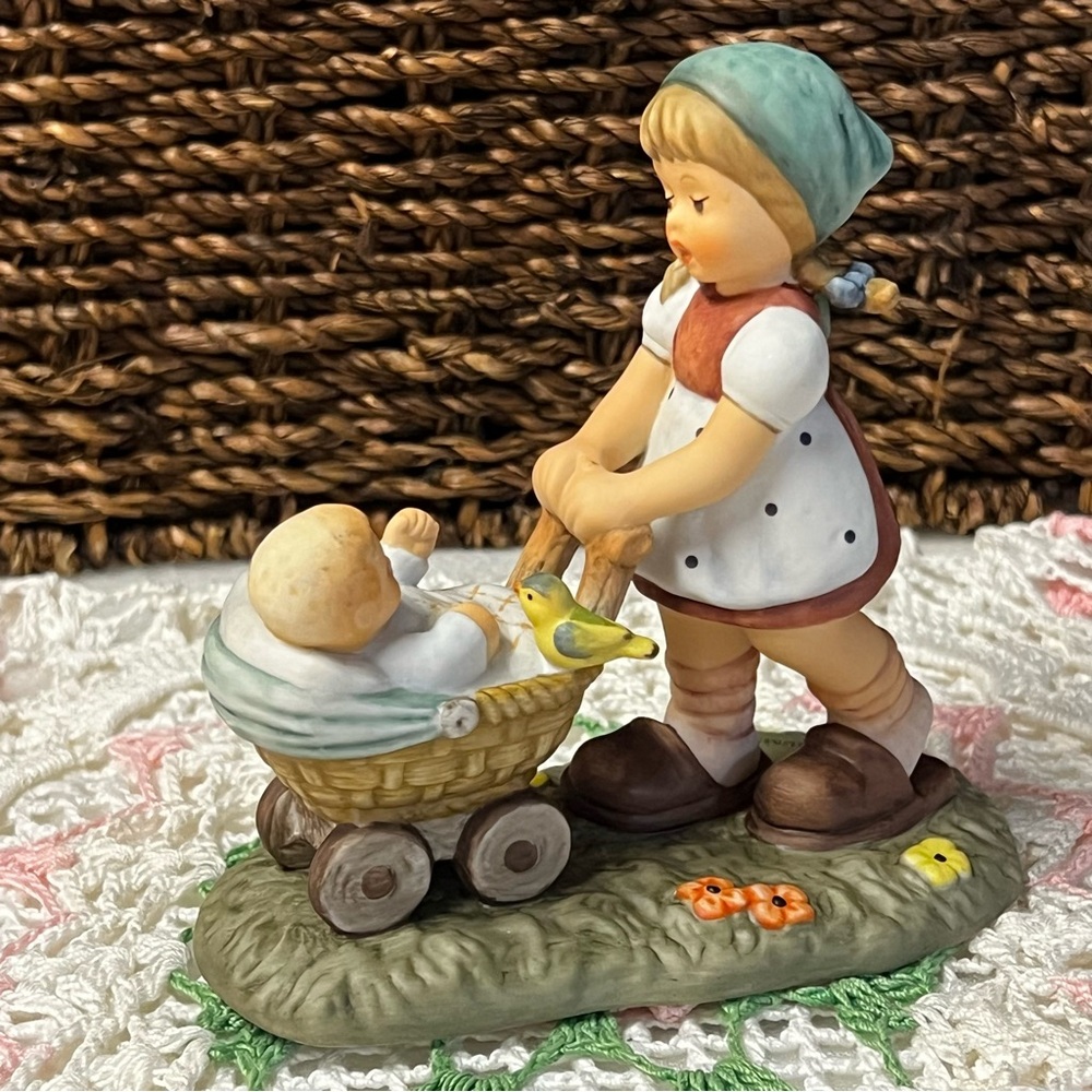 Berta HUMMEL Goebel Sunshine Stroll Figurine BH 174 Vintage Baby Stroll 2001